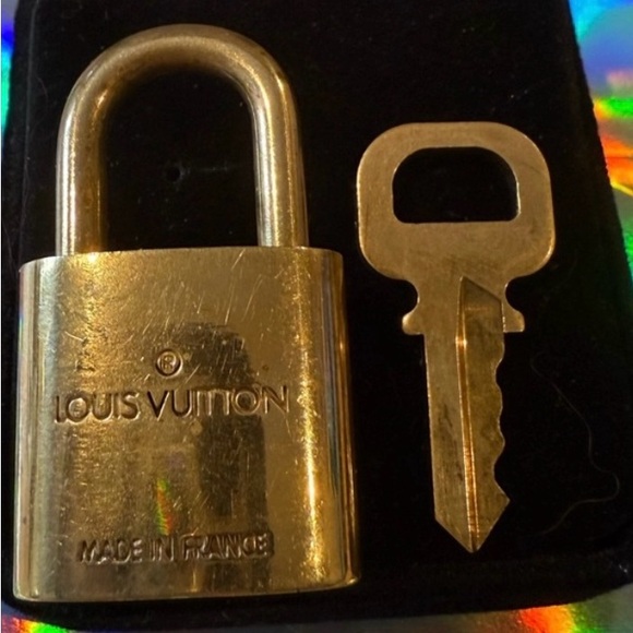 Gold Padlock and Key Set - Picture 4 of 8